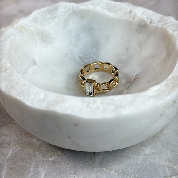 Elegant Gold Ring with Rectangular Stone - Picture 4 of 6